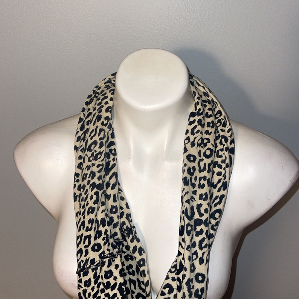 Ladies leopard print looping/infinity scarf. One size. - Picture 2 of 4